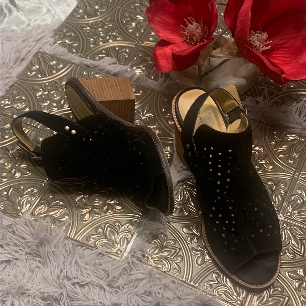 🌹VINTAGE Chinese Laundry • Beautiful Black Suede Sandal Mules Perforated Details
